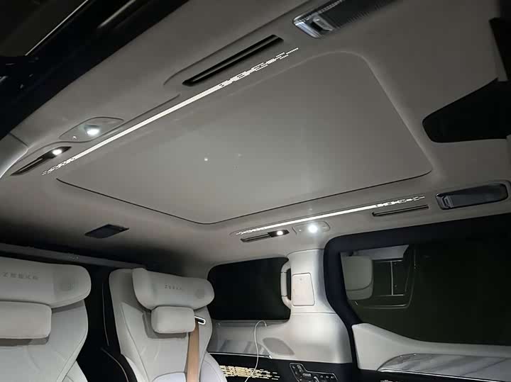 Фото 3 - Zeekr 009