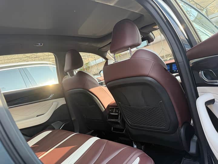 Фото 9 - Geely Monjaro