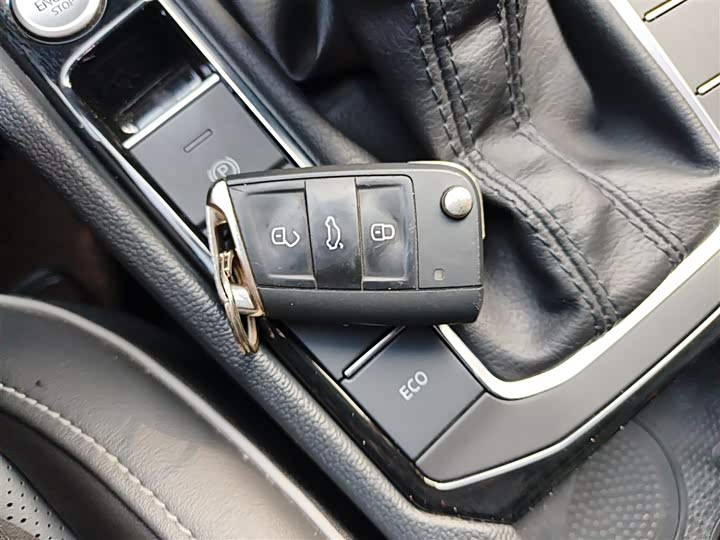 Фото 9 - Volkswagen Sagitar L