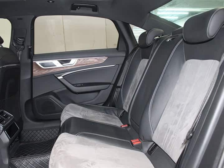 Фото 8 - Audi A6L