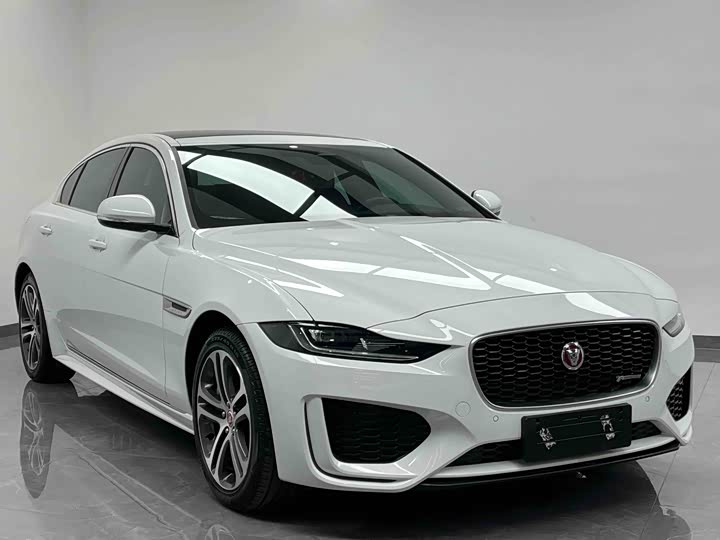 Фото 3 - Jaguar XE L