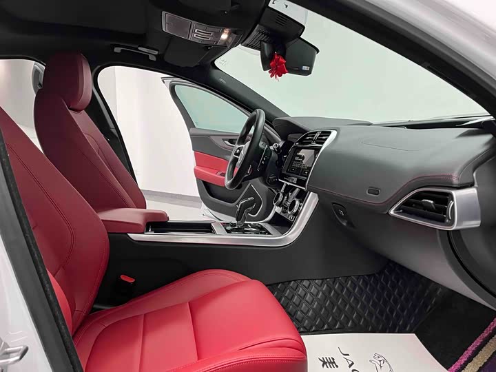 Фото 7 - Jaguar XE L