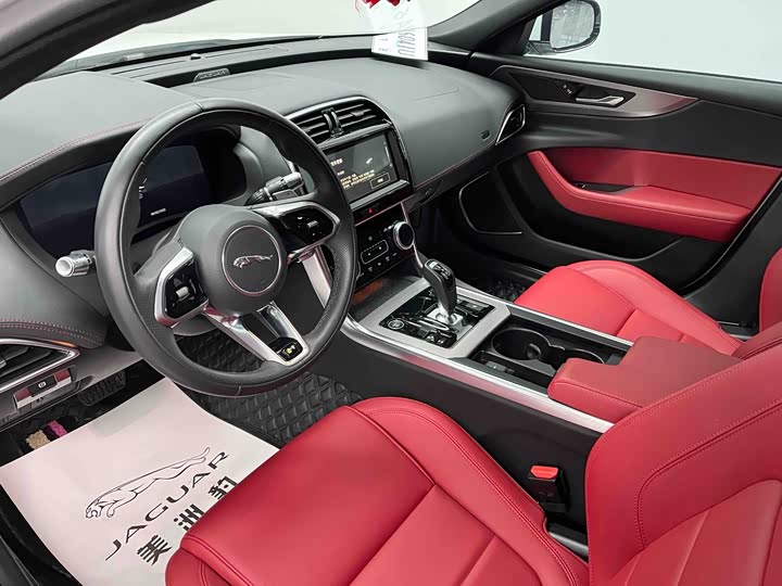 Фото 8 - Jaguar XE L