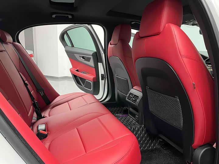 Фото 9 - Jaguar XE L