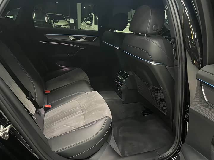 Фото 9 - Audi A6L