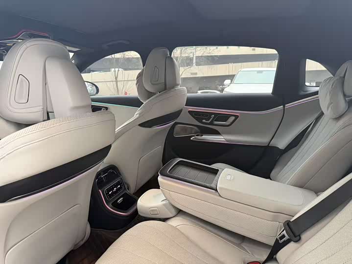 Фото 7 - Mercedes-Benz E-Class