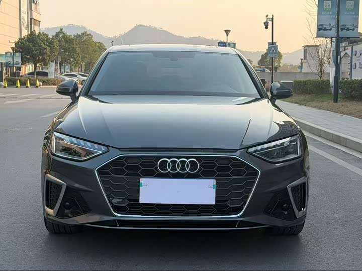 Фото 2 - Audi A4L
