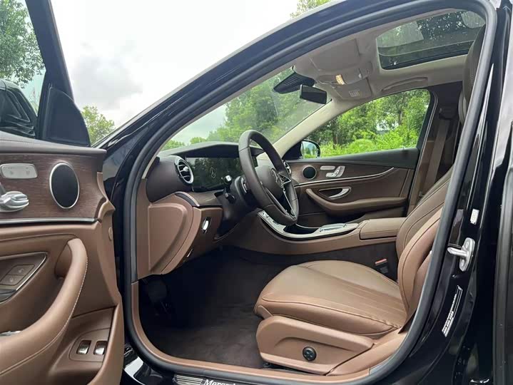 Фото 4 - Mercedes-Benz E-Class