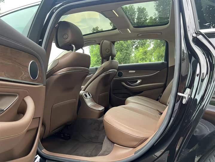 Фото 6 - Mercedes-Benz E-Class