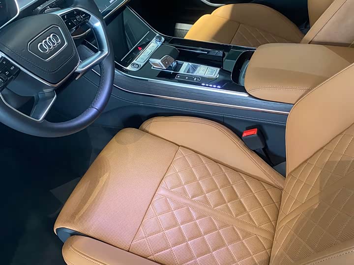 Фото 3 - Audi A8