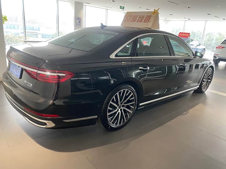 Фото 7 - Audi A8