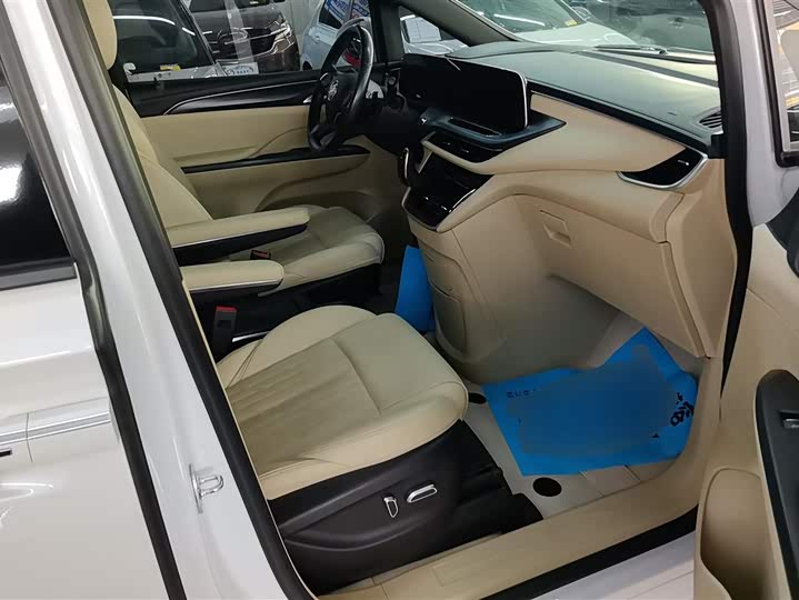 Фото 8 - Buick GL8 ES