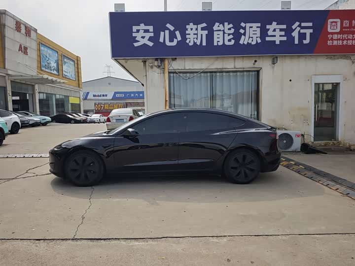 Фото 2 - Tesla Model 3