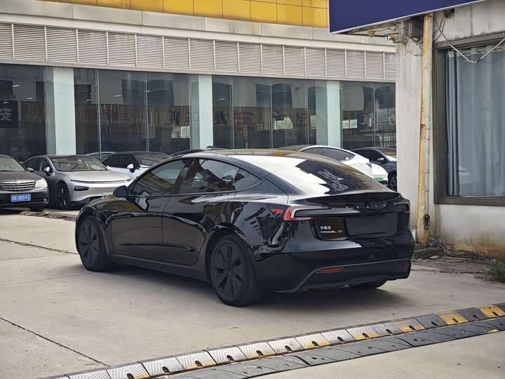 Фото 4 - Tesla Model 3