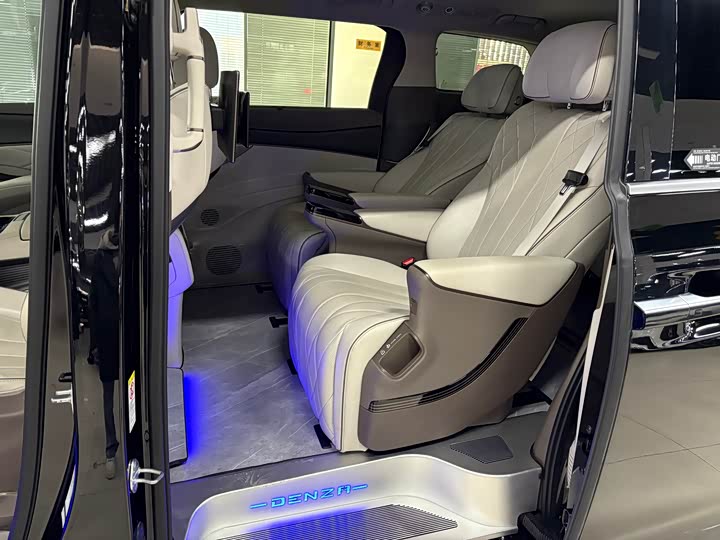 Фото 8 - Denza D9