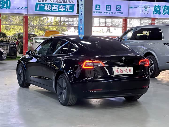 Фото 4 - Tesla Model 3