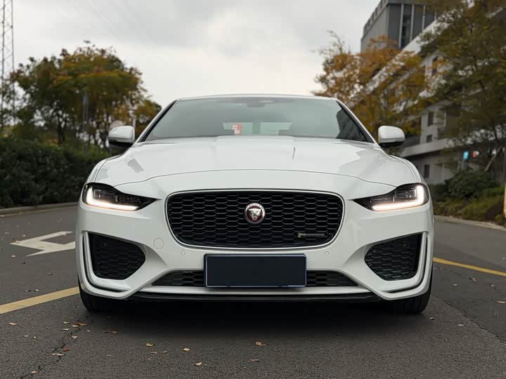 Фото 2 - Jaguar XE L