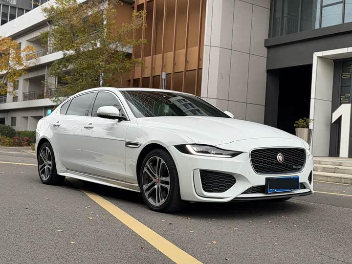 Фото 3 - Jaguar XE L