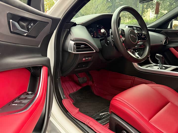 Фото 4 - Jaguar XE L