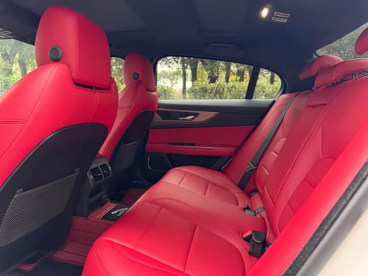 Фото 6 - Jaguar XE L