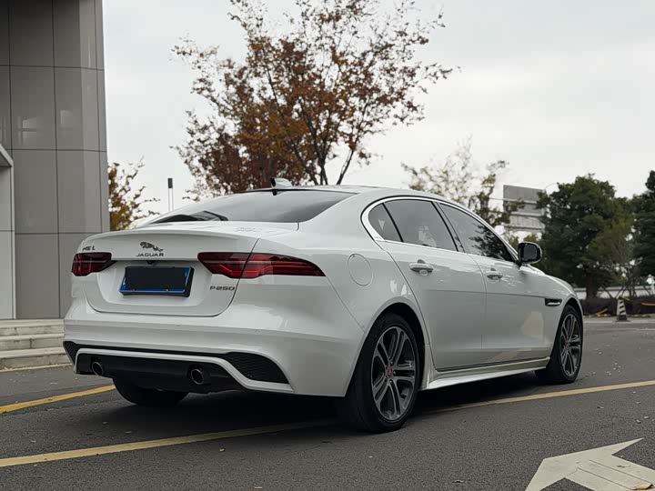 Фото 7 - Jaguar XE L