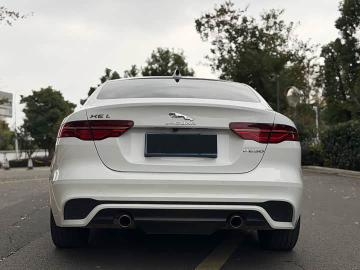 Фото 8 - Jaguar XE L