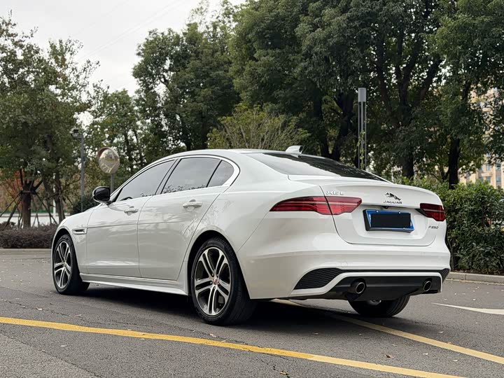 Фото 9 - Jaguar XE L
