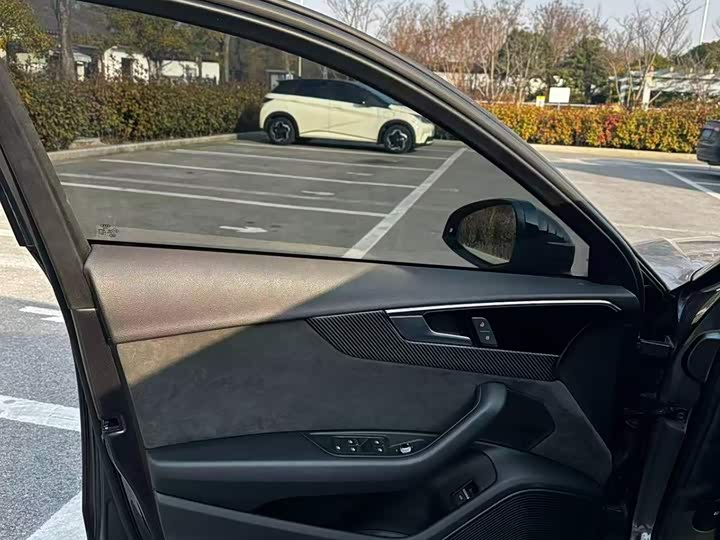 Фото 5 - Audi A4L