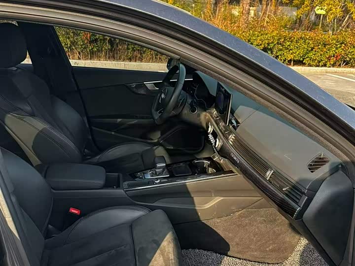 Фото 8 - Audi A4L