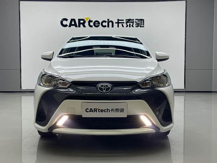 Фото 2 - Toyota Yaris L Hatchback