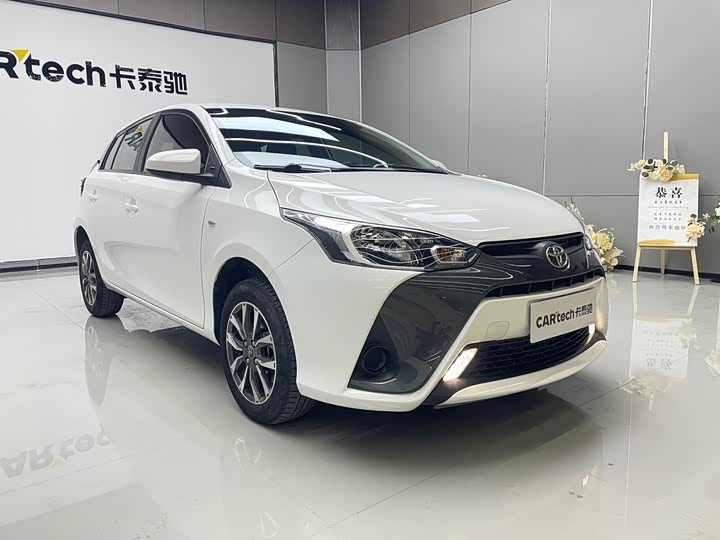 Фото 3 - Toyota Yaris L Hatchback