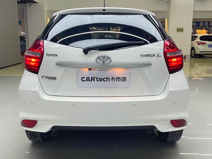 Фото 4 - Toyota Yaris L Hatchback