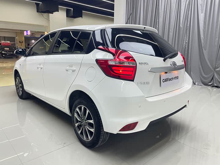 Фото 5 - Toyota Yaris L Hatchback