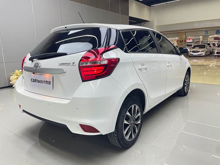 Фото 6 - Toyota Yaris L Hatchback