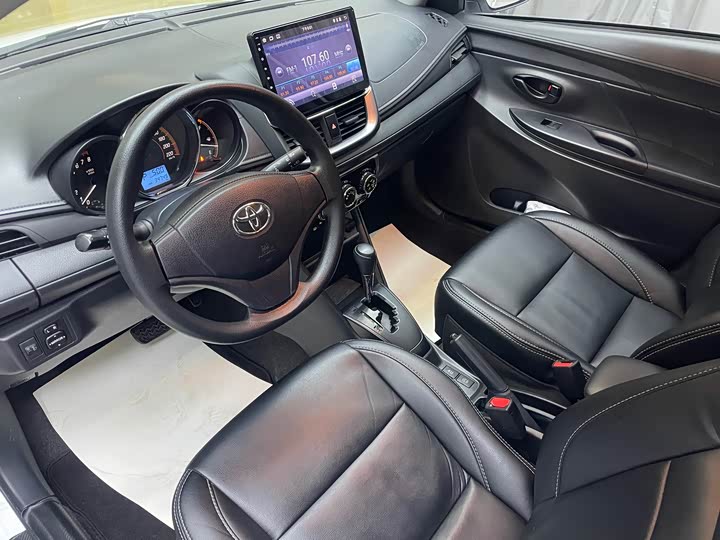 Фото 7 - Toyota Yaris L Hatchback