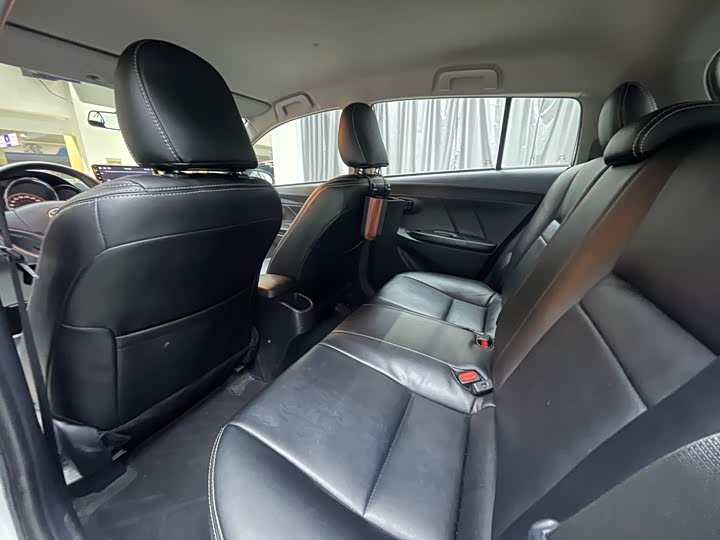 Фото 8 - Toyota Yaris L Hatchback