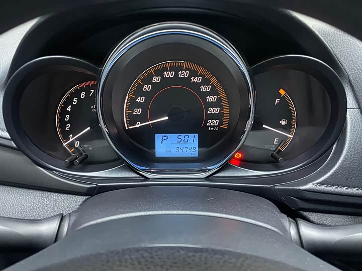 Фото 9 - Toyota Yaris L Hatchback