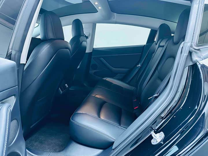 Фото 4 - Tesla Model 3