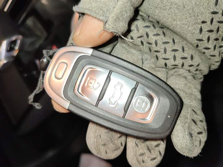 Фото 9 - Hongqi E-QM5