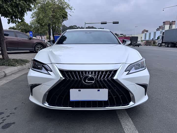 Фото 2 - Lexus ES