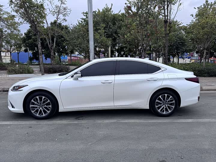 Фото 3 - Lexus ES