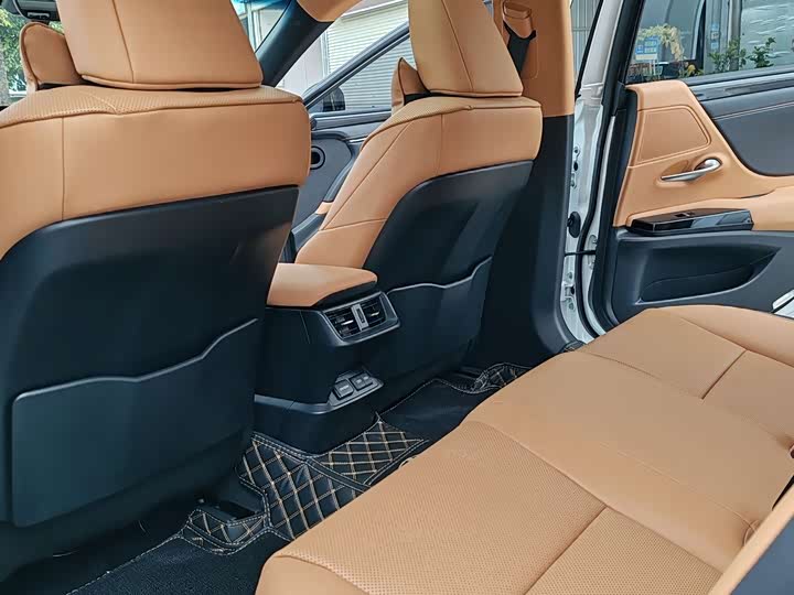 Фото 7 - Lexus ES