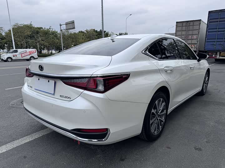 Фото 8 - Lexus ES