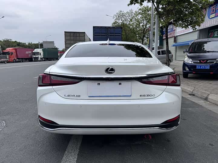 Фото 9 - Lexus ES