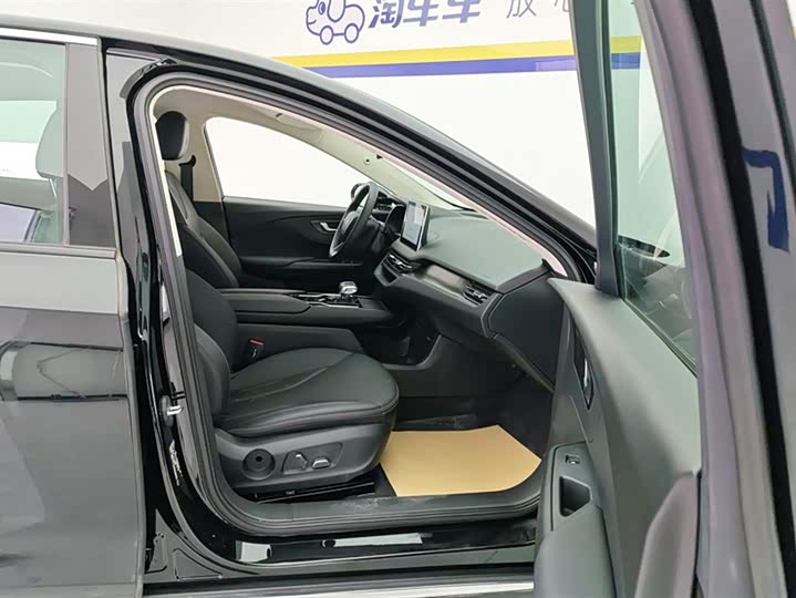 Фото 8 - Hongqi E-QM5