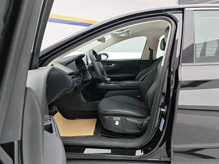 Фото 9 - Hongqi E-QM5