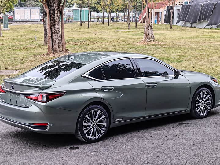 Фото 6 - Lexus ES