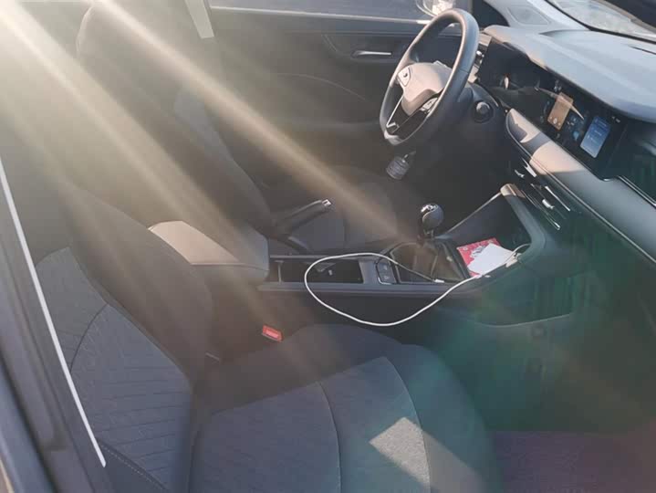 Фото 8 - Roewe i5