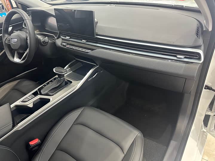 Фото 8 - Geely Emgrand