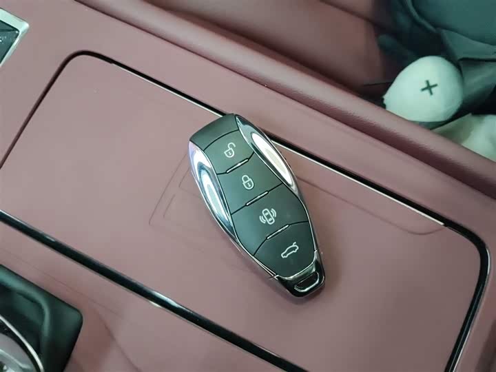 Фото 9 - Hongqi H5